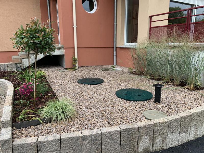 Installation filtre compact ClearFox By Breizho — résultat final discret dans un jardin paysagé