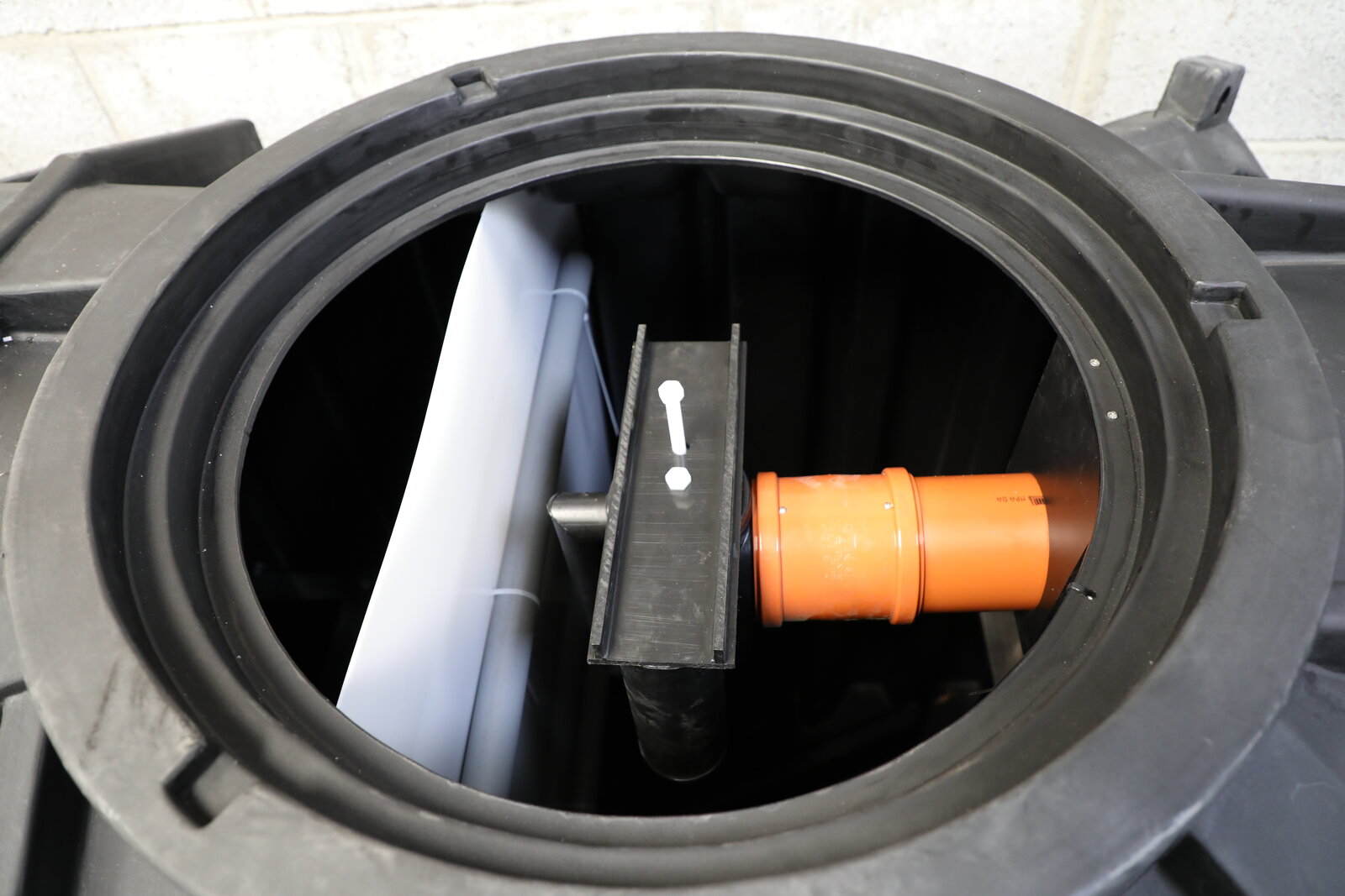 Le séparateur et la valve de restriction dans la fosse toutes eaux