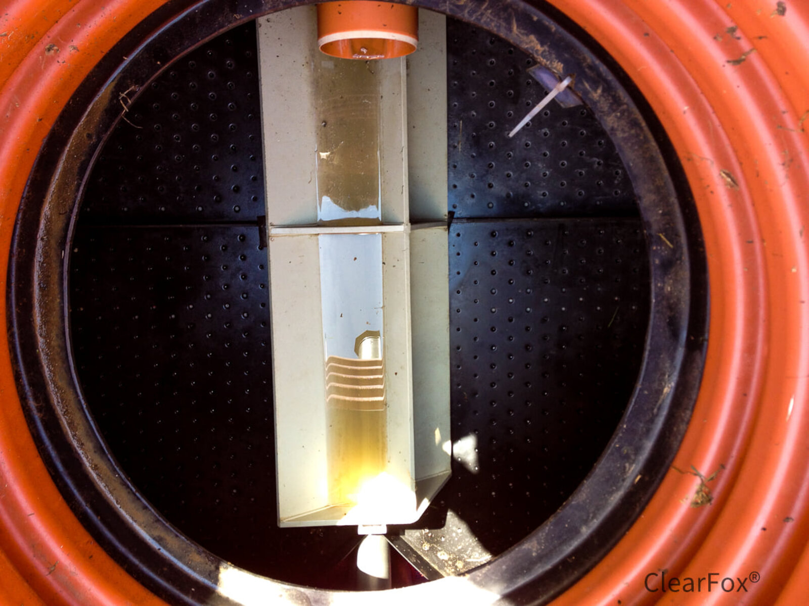 Vue de dessus de la bascule et du plateau de répartition à l'intérieur du filtre