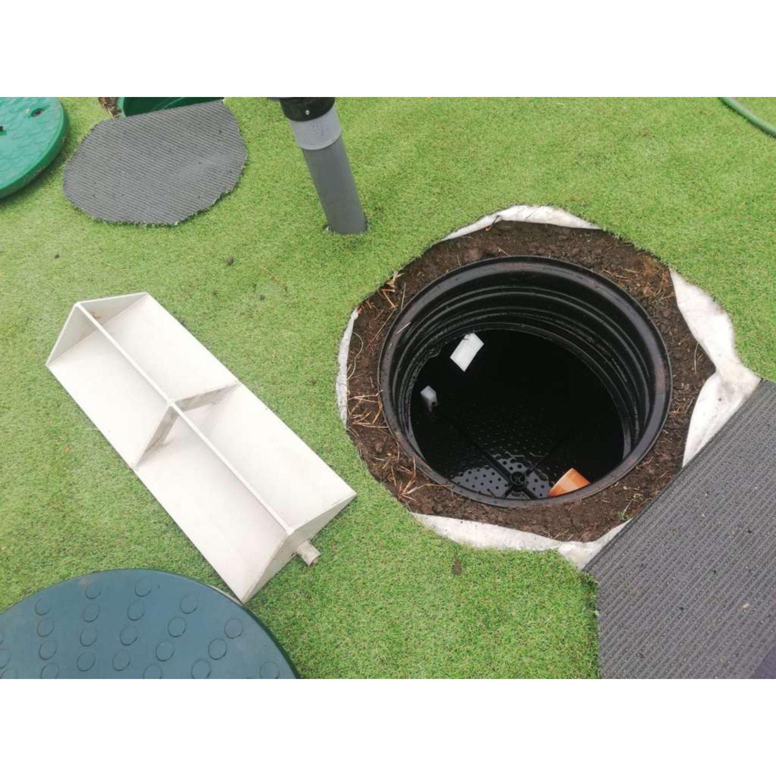 Tampon d'accès du filtre ClearFox ouvert sur une pelouse